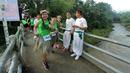 Peserta mengenakan kostum saat kompetisi lari massal Bogor Heritage Run 2016, Minggu (25/9). Pada edisi kedua penyelenggaraan kali ini panitia berharap BHR bisa membangkitkan kesadaran masyarakat akan pelestarian kearifan lokal (Liputan6.com/Helmi Afandi)