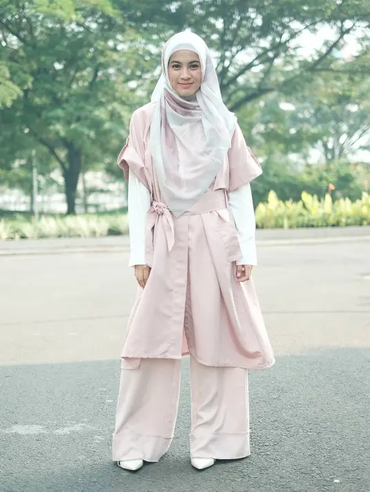 "Apa yang saya rasakan ini, ketakutan-ketakutan, begitu ditanya nanti berhijab nggak takut kekurangan job? Sebenarnya Allah sudah membuka pintu yang lain. Yang kita sama sekali nggak pernah sangka sebelumnya." ujarnya. (Instagram/ichasoebandono)