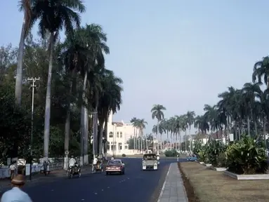 Jalan menuju Masjid Cut Meutia, masih banyak pohon kelapa dan pengendara becak (Source : IST)