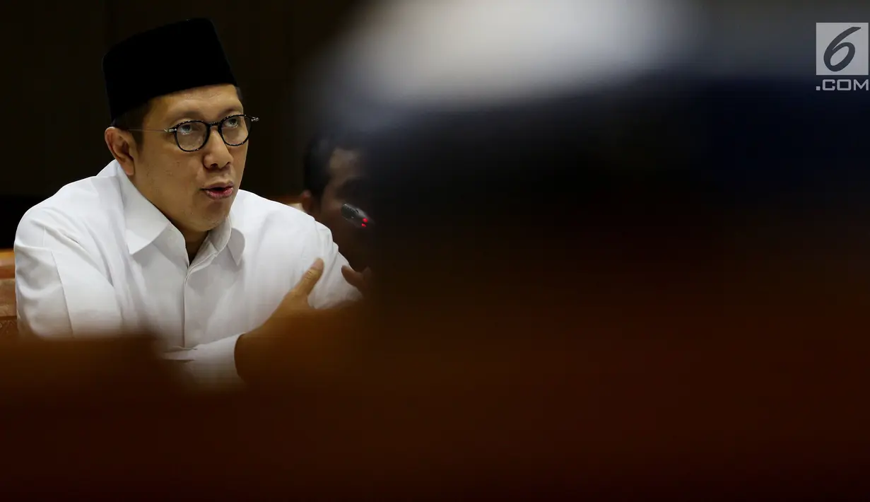 Menteri Agama Lukman Hakim Saifuddin menyampaikan keterangan dalam rapat kerja dengan Komisi VIII DPR di Senayan, Jakarta (24/5). (Liputan6.com/JohanTallo)