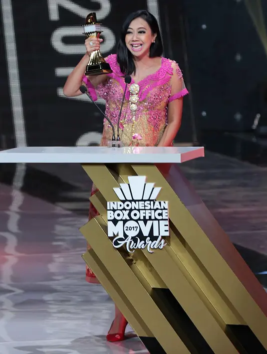 Menang sebagai Pemeran Pendukung WanitaTerbaik, Asri Welas sangat bahagia. Sedang dalam kondisi hamil, Asri mengatakan kemenangan ini rezeki dan hadiah untuk anaknya yang akan segera lahir. (Deki Prayoga/Bintang.com)