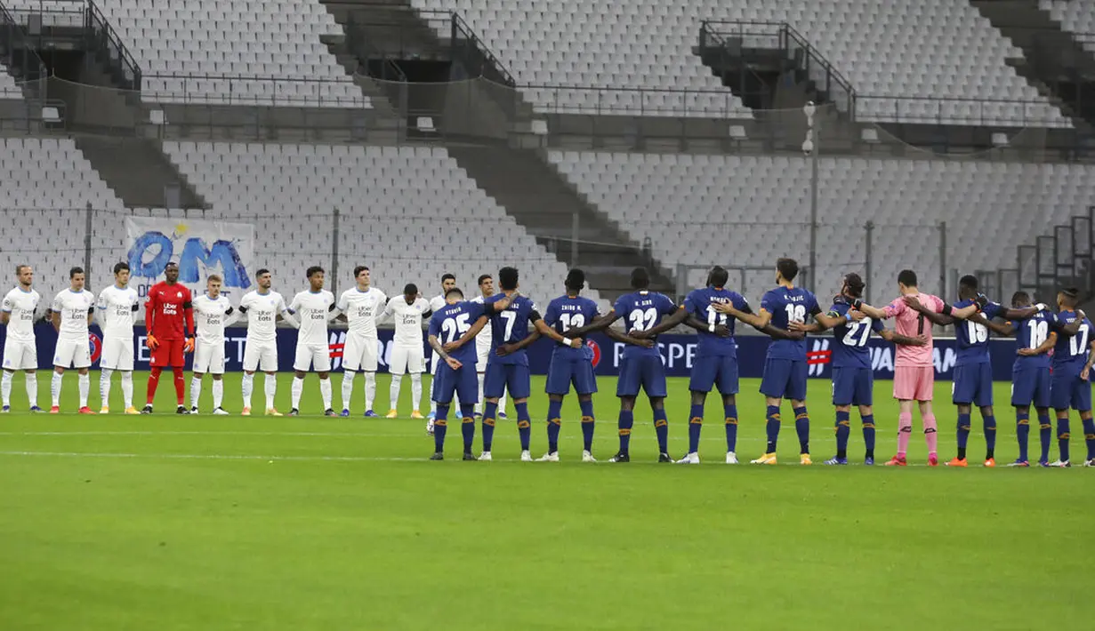 Pemain FC Porto (kanan) dan Olympique Marseille mengheningkan cipta untuk mengenang legenda sepak bola Diego Armando Maradona sebelum pertandingan Grup C Liga Champions di Velodrome Stadium, Marseille, Prancis, Rabu (25/11/2020). Maradona meninggal karena serangan jantung. (AP Photo/Daniel Cole)