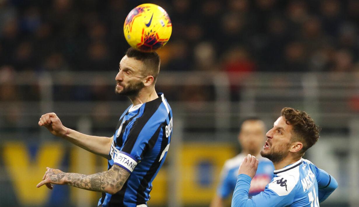 Gelandang Inter Milan, Marcelo Brozovic, menyundul bola saat melawan Napoli pada laga semifinal Coppa Italia di Stadion Giuseppe Meazza, Rabu (12/2/2020). Inter Milan takluk 0-1 dari Napoli. (AP/Antonio Calanni)