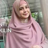 Setelah bercerai, Risty Tagor belum mencari pengganti Stuart Collin. Ia masih asyik mengurus dua anak lelakinya yang mampu menggantikan Stuart Collin di hatinya