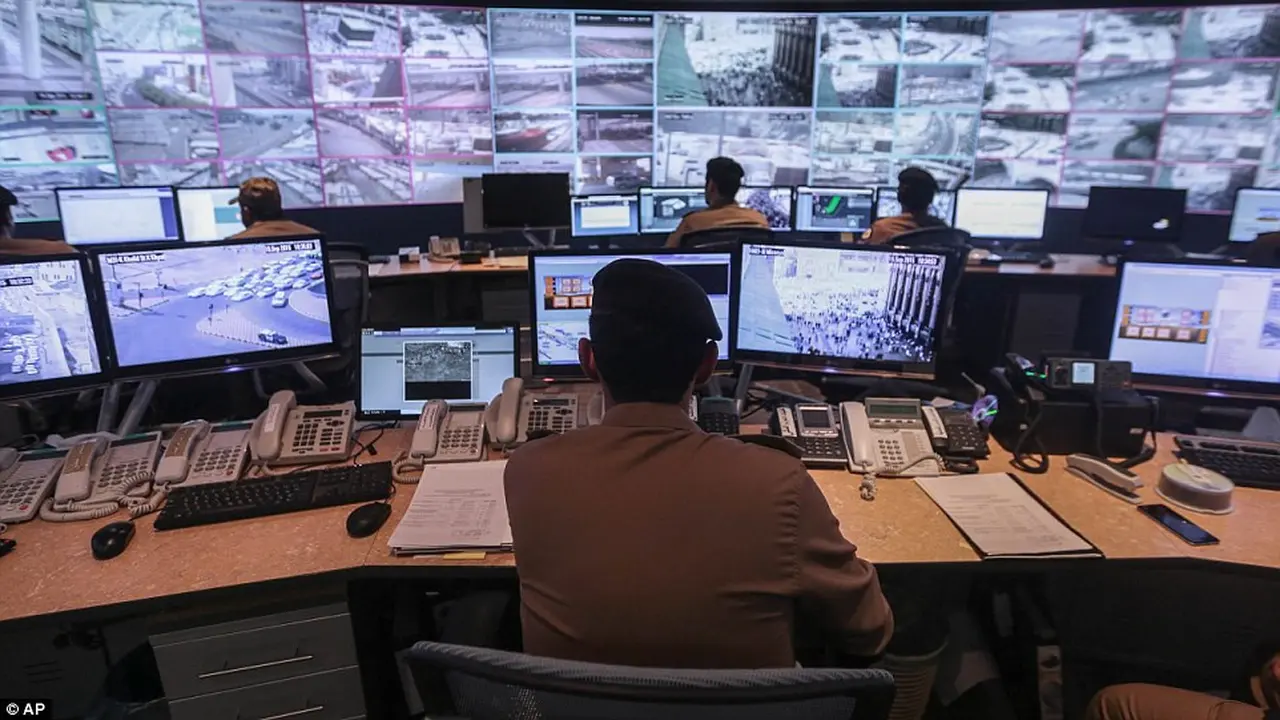 Ilustrasi pihak keamanan sedang melihat CCTV (AP/Arsip)