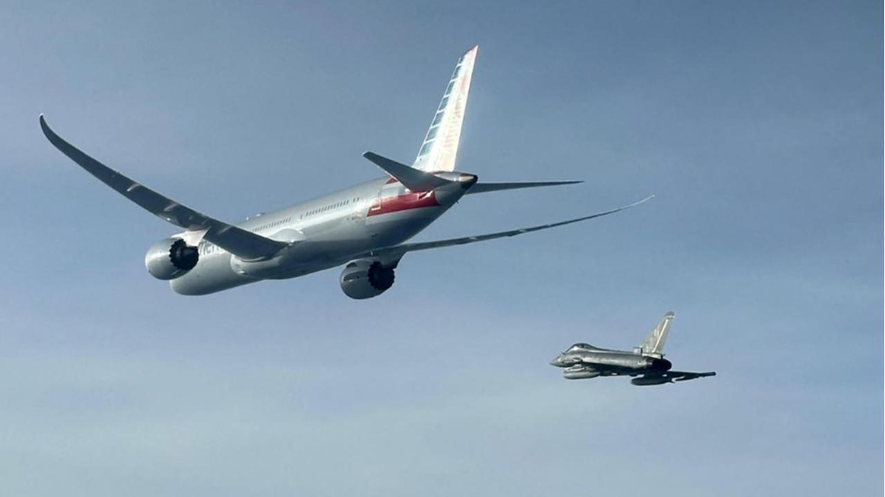 FOTO: Momen Mendebarkan Pesawat American Airlines Dikawal Dua Jet Tempur Gara-Gara Ancaman Bom