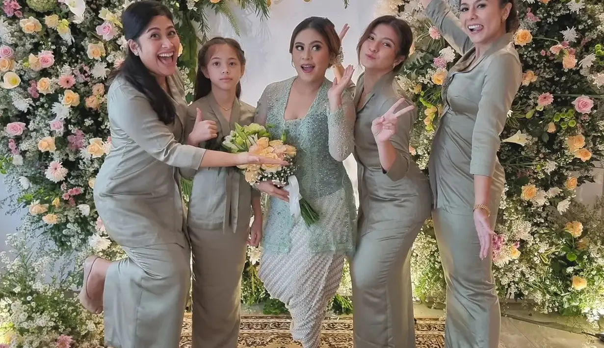 Simple tampil menawan, gaya Wulan Guritno saat jadi bridesmaid dengan kebaya kartini warna hijau sage ini juga bisa jadi pilihan. [@wulanguritno]