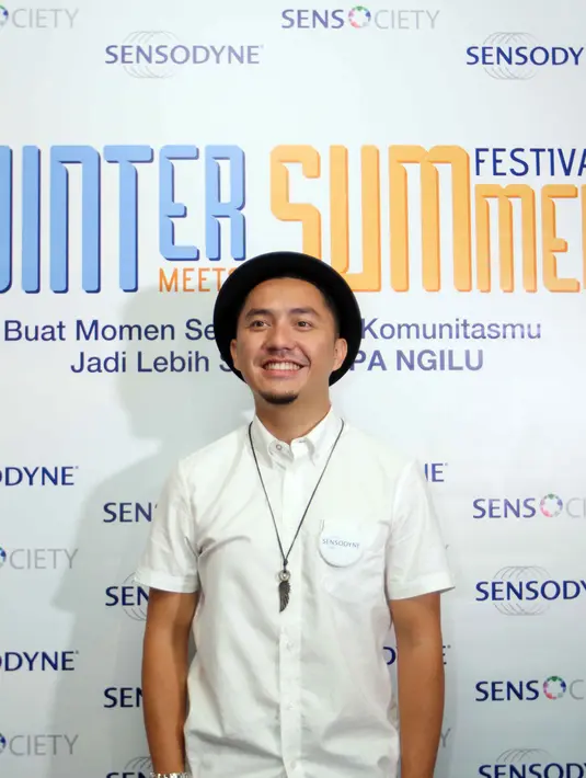 "Senang motor dari SMP. Cuma kalau saya sendiri yang beli waktu kuliah semester dua. Saya kuliah sambil bekerja jualan susu. Setiap hari motoran, kerja motoran walau mobil ikuti dari belakang," tutur Omesh. (Nurwahyunan/Bintang.com)