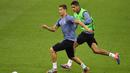 Aksi pemain Real Madrid, Cristiano Ronaldo (kiri) dan Raphael Varane pada sesi latihan jelang final Liga Champions di Principality Stadium, Cardiff, Wales Selatan, (2/6/2017). (AFP/Glyn Kirik)