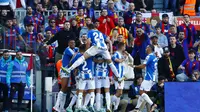 Pemain Espanyol berselebrasi di depan pendukung Barcelona di Camp Nou setelah Joselu mencetak gol penyeimbang kedudukan dari titik putih pada laga jornada 15 La Liga Spanyol 2022/2023, Sabtu (31/12/2022). Barcelona dan Espanyol bermain imbang 1-1 dalam laga tersebut. (AP Photo/Joan Monfort)