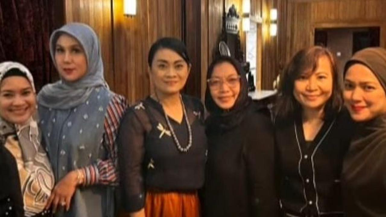 Tidak hanya keluarga dan sahabat, netizen pun turut serta memberikan ucapan selamat dan doa melalui kolom komentar di Instagram Ikke.