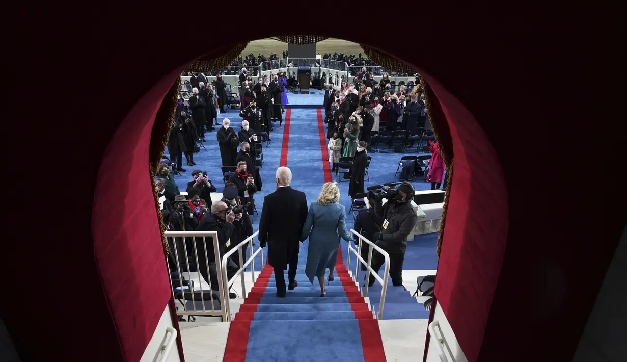Presiden terpilih Joe Biden dan istri tiba di pelantikannya di U.S. Capitol di Washington, Rabu (20/1/2021). Joe Biden mengucap sumpah jabatannya di Capitol Hill, dengan didampingi istri dan anak-anaknya. (Chang W. Lee/The New York Times via AP, Pool)