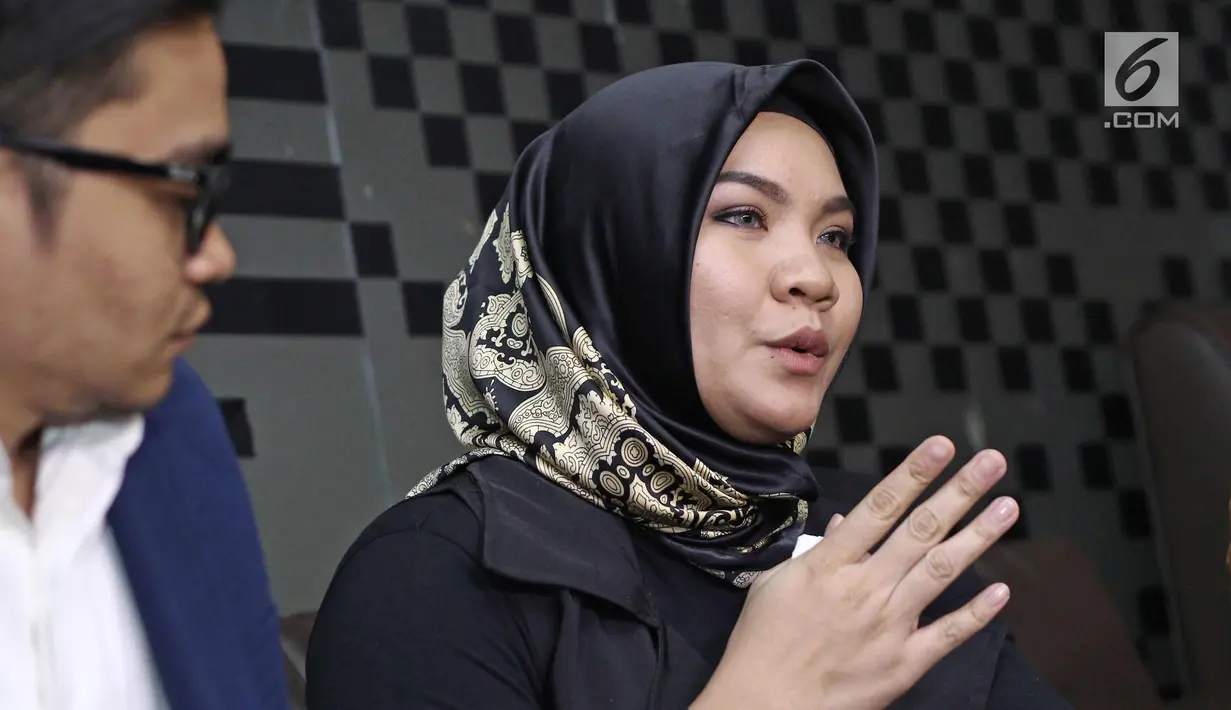 Istri Aldi Taher, Georgia Aisyah memberi keterangan soal gugat cerai ke Aldi Taher, Jakarta, Jumat (03/11). Georgia menjelaskan gugat cerainya karena dirinya tidak cocok sebelum Aldi kena kanker. (Liputan6.com/Herman Zakharia)
