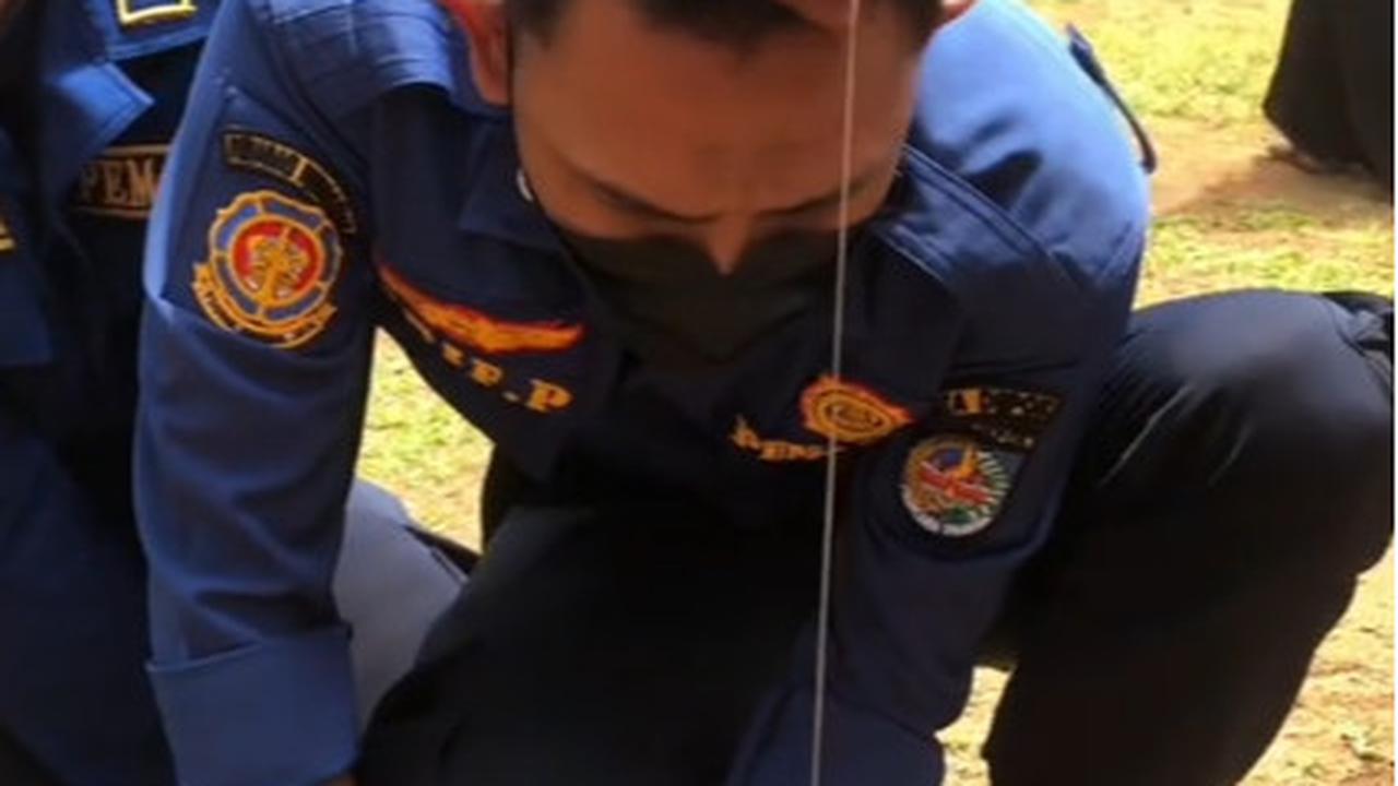 Viral Aksi Damkar Evakuasi Ikan Aligator di Kolam Sekolahan, Curi Perhatian
