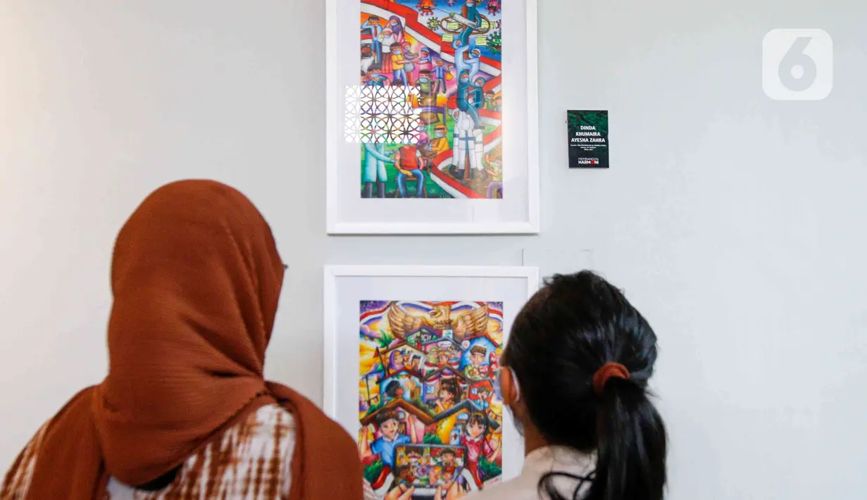 Pengunjung menyaksikan karya lukis yang bertajuk 'Membangun Harmoni' di Museum Basoeki Abdullah, Jakarta, Sabtu (18/12/2021). 'Membangun Harmoni' tersebut merupakan hasil karya lomba dari pelajar di tingkat SD, SMP, hingga SMA. (Liputan6.com/Herman Zakharia)