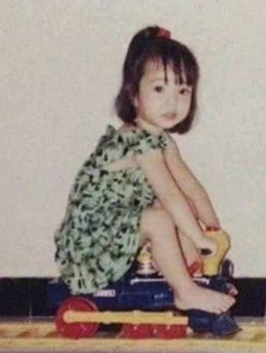 Gisella Anastasia kecil parasnya bak pinang dibelah dua dengan Gempita Gisel kecil ini sukses bikin gemas. Banyak warganet membandingkan foto kecil Gisel ini dengan foto masa kecil Gempi yang memang bak saudara kembar. (Liputan6.com/IG/gisel_la)