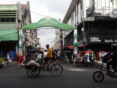 Aktivitas masyarakat di kawasan Jalan Malioboro, Yogyakarta, Minggu (10/10/2021). Kawasan wisata Jalan Malioboro kembali ramai dikunjungi wisatawan meski Daerah Istimewa Yogyakarta masih berstatus PPKM level 3. (Liputan6.com/Helmi Fithriansyah)