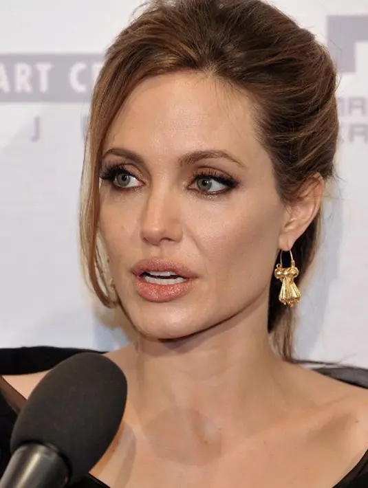 Melansir Ace Showbiz, pada hari Rabu(12/7.2017) kemarin Jolie memboyong anak-anaknya ke Disneyland untuk merayakan ulang tahun si kembar  yang ke-9. Tak terlihat Pitt di sana, namun Jolie mengajak seorang pria. (AFP/Bintang.com)