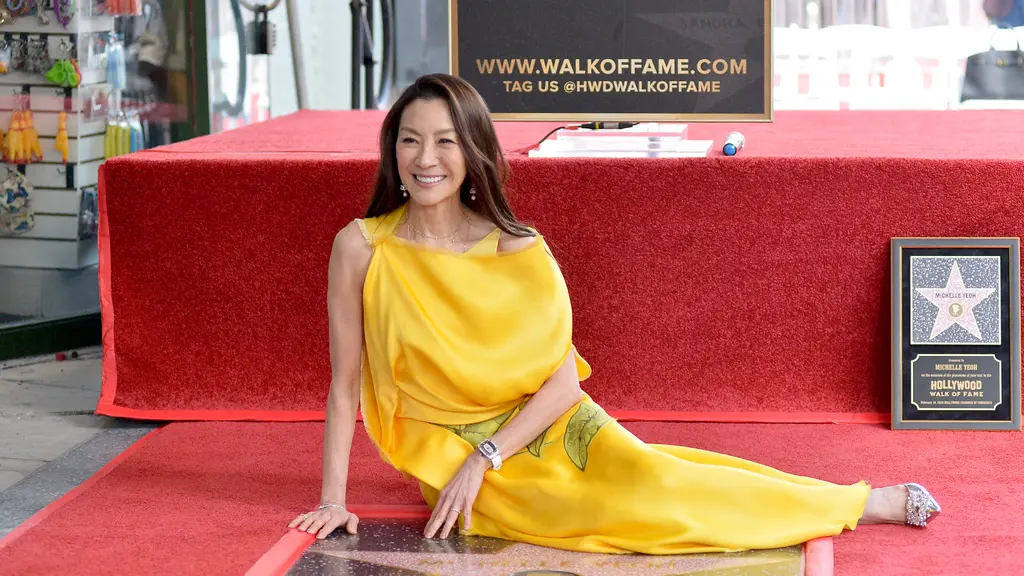 Aktris Malaysia Michelle Yeoh mendapat bintang Hollywood Walk of Fame (Photo by Unique Nicole / GETTY IMAGES NORTH AMERICA / Getty Images via AFP)
