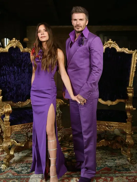 Victoria dan David Beckham tampil memukau dalam nostalgia gaun pernikahannya yang ke-25 tahun. [Foto: Instagram/ Victoria Beckham]