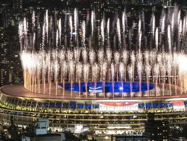 Kembang api menerangi langit di atas Stadion Olimpiade selama upacara penutupan Olimpiade Tokyo 2020, di Tokyo, pada 8 Agustus 2021. (AFP/Charly Triballeau)