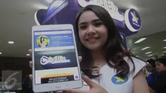 Model menunjukkan aplikasi DigiBiz saat peluncurannya di Jakarta, Selasa (02/12). XL Axiata meluncurkan aplikasi DigiBiz yang merupakan aplikasi penjualan dalam jaringan (online) untuk mendorong perkembangan UMKM di Indonesia. (Liputan6.com/Angga Yuniar)