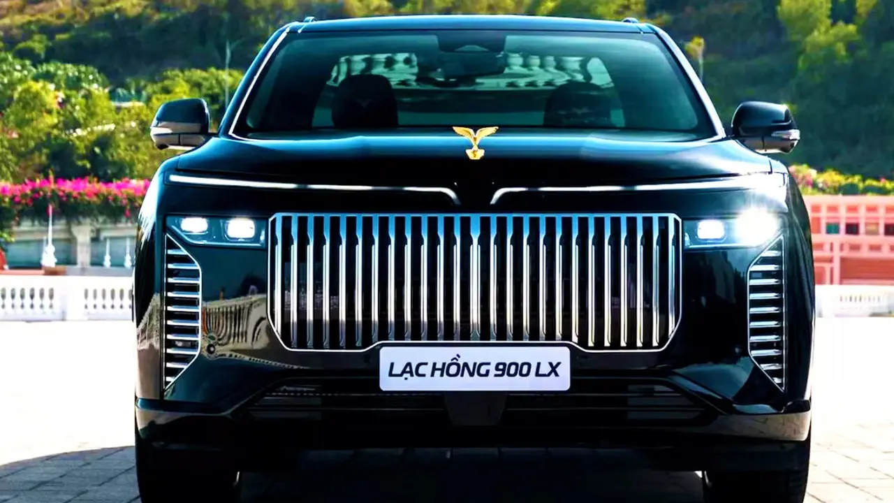 VinFast Lạc Hồng 900 LX, SUV listrik lapis baja berbalut emas yang sanggup melindungi penumpang dari serangan peluru hingga granat, resmi diperkenalkan di Vietnam (Carscoops)