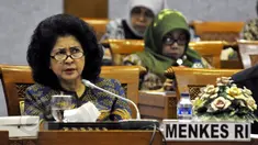  Menteri kesehatan, Nila F Moeloek menghadiri rapat kerja bersama komisi IX DPR RI, di Gedung Nusantara 1, Jakarta (1/6/2015). Rapat beragendakan laporan penyusunan roadmap menuju alokasi anggaran kesehatan 5 % dari APBN. (Liputan6.com/Andrian M Tunay)
