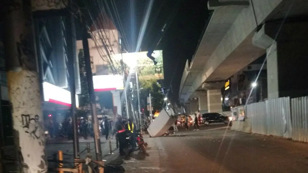 Dinding MRT jatuh