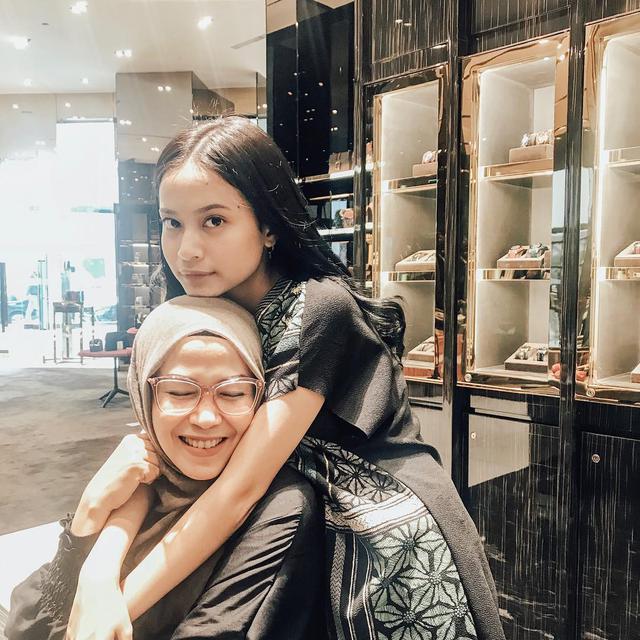 Sering Dikira Kakak, Ini 6 Kebersamaan Hanggini dan Ibunda yang Jarang Tersorot