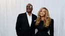 Potongan blazer yang dikenakan dibuat pas membentuk siluet pinggang Beyonce yang seperti jam pasir. [@beyonce]