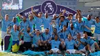 Para pemain Manchester City berpose dengan trofi Liga Inggris usai mengalahkan Brighton di Stadion AMEX, Brighton, Inggris, Minggu (12/5). The Citizens menjadi yang terbaik di musim 2018-2019 setelah memenangi duel sengit dengan Liverpool hingga pekan terakhir. (AP Photo/Frank Augstein)