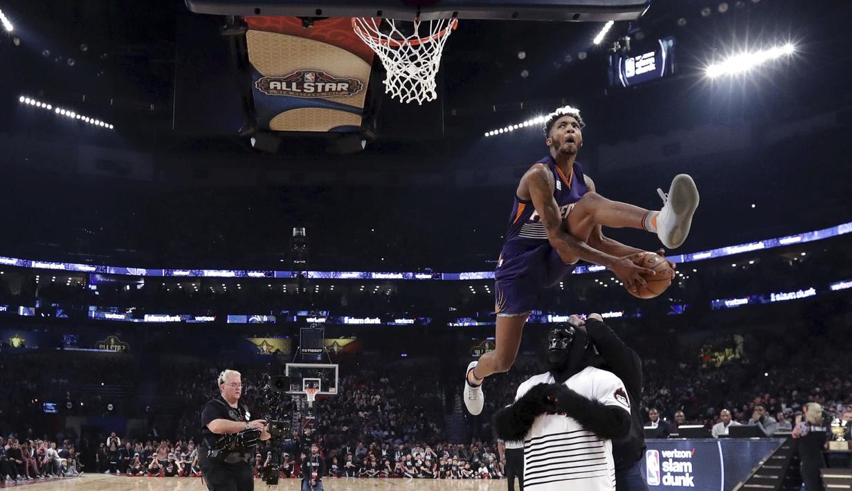 Aksi Bintang Phoenix Suns, Derrick Jones Jr. melompat melewati salah satu maskot pada kontes slam dunk NBA All-Star Saturday Night di New Orleans, (18/2/2017). (Ronald Martinez/Pool via AP)