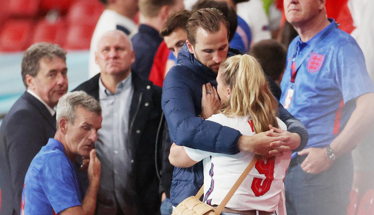 Kegagalan Timnas Inggris meraih trofi Euro 2020 usai ditaklukkan Italia membuat hati para suporter termasuk istri dari penyerang The Three Lions, Harry Kane, hancur lebur. (Foto:AFP/Carl Recine)