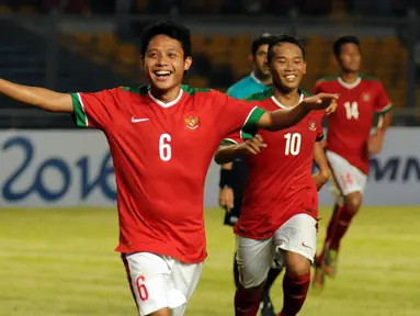Penyerang timnas Indonesia U-23, Evan Dimas (kiri) merayakan golnya ke gawang Timor Leste di laga kualifikasi grup H Piala Asia 2016 di Stadion GBK Jakarta, Jumat (27/3/2015). Indonesia U-23 unggul 5-0 atas Timor Leste. (Liputan6.com/Helmi Fithriansyah)