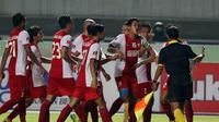 Para pemain PSM Makassar memprotes keputusan wasit pada laga Torabika SC 2016 melawan Persib Bandung di Stadion Gelora Bandung Lautan Api, Sabtu (2/7/2016). (Bola.com/Nicklas Hanoatubun)