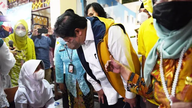 Menteri Koordinator Bidang Perekonomian, Airlangga Hartarto saat meninjau kegiatan vaksinasi anak di SDN 05 Kemanggisan, Jakarta Barat, Jumat (31/12/2021).