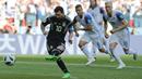 Bintang Argentina, Lionel Messi saat melakukan penalti ke gawang Islandia pada laga grup D Piala Dunia 2018 di Spartak Stadium, Moskow, Rusia, (16/6/2018). Messi gagal mencetak gol ke gawang Islandia. (AP/Ricardo Mazalan)