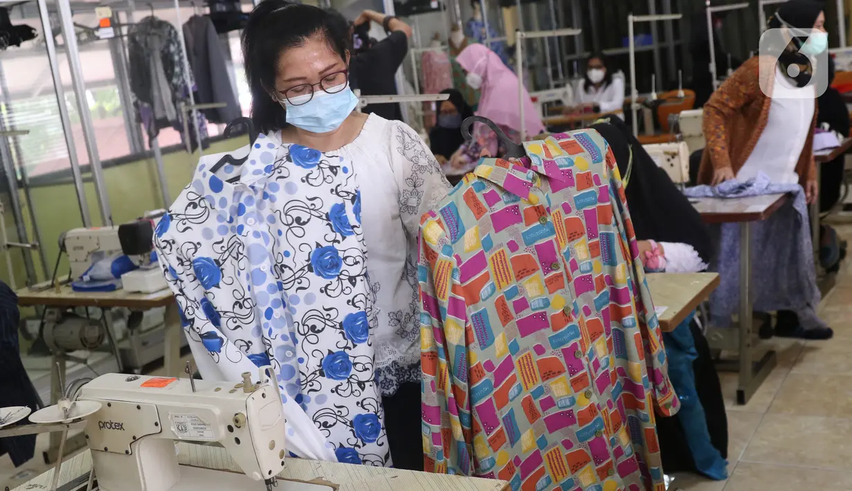 Peserta mengikuti pelatihan tata boga dan tata busana di Pusat Pelatihan Kerja Daerah (PPKD) Jakarta Pusat, Senin (14/12/2020). Dengan pelatihan ini diharapkan mereka dapat membuka usaha agar mendapat penghasilan hingga membuka lapangan kerja di tengah pandemi Covid-19. (Liputan6.com/Angga Yuniar)