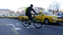 Warga melintas dijalanan kota Budapest yang diblokir oleh Sejumlah Sopir taksi di Budapest, Hongaria, (18/1). Pengemudi taksi konvensional memprotes taksi online Uber yang beroperasi d Hongaria. (REUTERS / Laszlo Balogh)