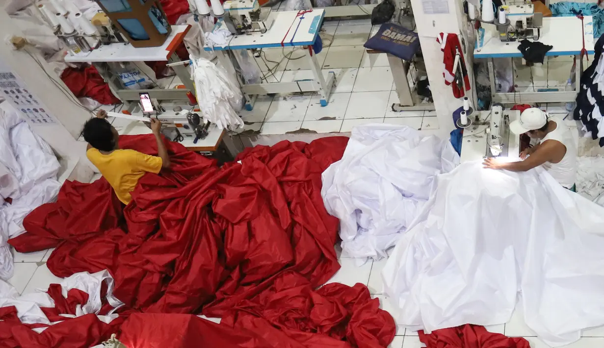 Salah satunya pesanan pembuatan bendera merah putih sepanjang dua kilometer. (merdeka.com/Arie Basuki)
