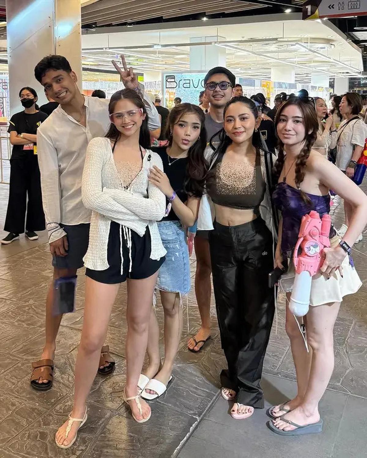 6 Potret Seru Fuji dan Rachel Vennya saat Festival Songkran 2025 di Thailand, Basah Kuyup