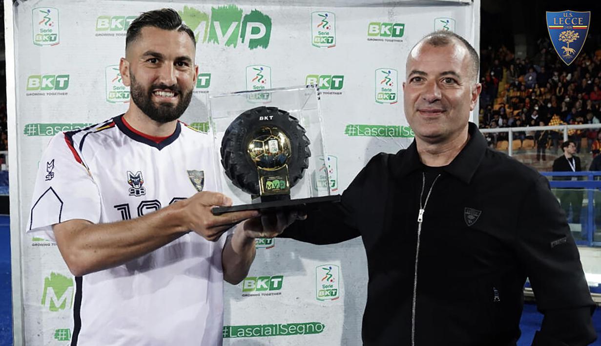 Keberhasilan Lecce promosi ke Serie A juga tak lepas dari ketajaman Massimo Coda, striker Italia berusia 33 tahun yang mampu mencetak 20 gol di Serie B dan sukses menyabet gelar top skor dua kali berturut-turut. (twitter/OfficialUSLecce)