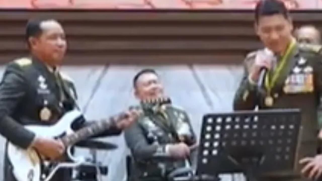 Major Genderal David Neo Chin bernyanyi. Sementara Jenderal Dudung memainkan drum. Sedangkan Letjen Agus memetik gitar.