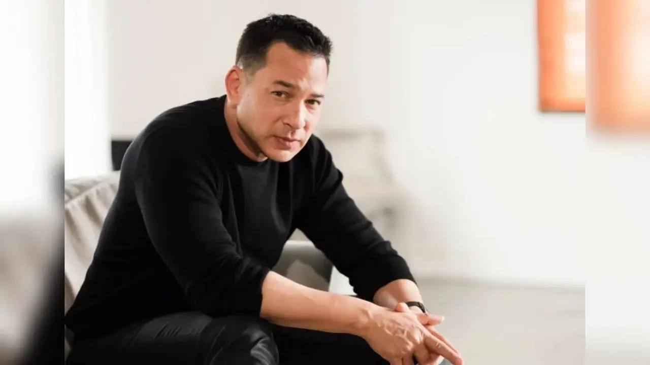 Pesona Maskulin Ari Wibowo yang Masih Memikat di Usia 52 Tahun