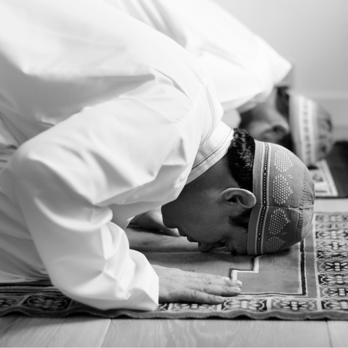 ilustrasi orang sedang sholat