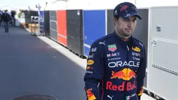 Jika Max Verstappen tampil superior, tidak demikian dengan rekan setimnya di Red Bull Racing, Sergio Perez yang menempati posisi runner-up klasemen sementara. Ia harus terhenti di lap ke-8 akibat mengalami masalah pada girboks. (Canadian Express via AP/Ryan Remiorz)