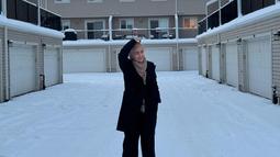 Juara 3 GADIS Sampul 1992 ini ungkap jika suasana ketika salju turun sangat cantik, meski rasa dinginnya tentunya tak terbendung. Berjalan melihat suasana sekitar, Cindy Fatikasari lengkap mengenakan coat, celana panjang, dan sepatu. Pakai coat dan celana warna hitam senada, bintang film My Idiot Brother ini memadukannya dengan jilbab pashmina warna cokelat. (Liputan6.com/IG/@cindyfatikasari18)