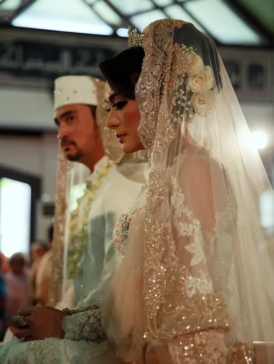 Ketegangan tergambar jelas di wajah Reza Pahlevi dan Astrilka Lintong di hari pernikahan mereka. Pasangan ini akhirnya berhadapan dengan penghulu setelah tiga tahun menjalin cinta. (Deki Prayoga/Bintang.com)