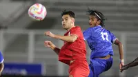 Striker Timnas Indonesia U-20, Jens Raven, berduel dengan pemain Maladewa dalam perebutan bola pada laga Grup F kualifikasi Piala Asia U-20 2025 di Stadion Madya Senayan, Jakarta, Rabu (25/9/2024) malam WIB. Dalam duel itu, Jens mencetak satu gol, dan ikut membawa Tim Garuda Nusantara menang 4-0 atas Maladewa. (Bola.com/Muhammad Iqbal Ichsan)